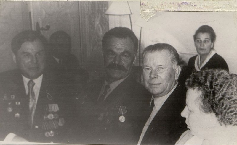 Фотография: Виноградов С.В., Баранов И.В., Соколов А.М., Соколова. Ветераны полка во время встречи ветеранов во Дворце труда 1975 - в день 25-ти летия Великой Победы