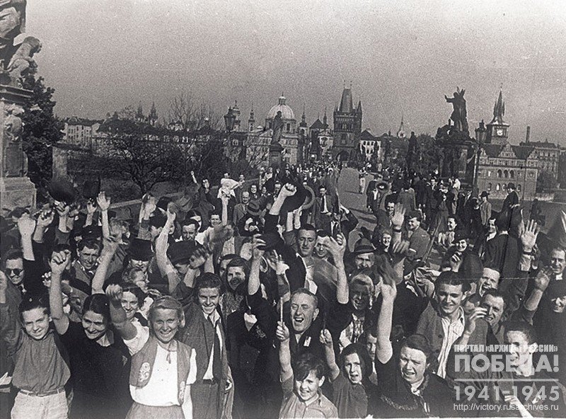 Население Праги встречает советские войска, освободившие Чехословакию от оккупации