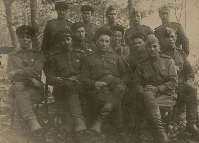 Фотография: 23 мая 1943 г. полк посетил заместитель командующего артиллерии ЗКФ по политчасти (бывший военком нашего полка) майор товарищ Кадышев Т.П., который ознакомился с боевой деятельностью полка. На снимке (в центре) майор Кадышев среди политработников.