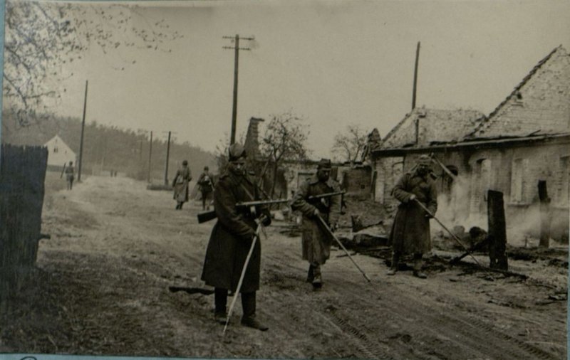 Фотография: Разминирование дороги. На фото слева направо: саперы сержант Тимошкин, рядовые Скоромный и Оголь за работой