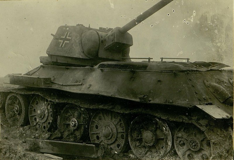 Фотография: Средний танк, подбитый 16.7.43 года в районе Лавровка огнем 3 батареи 155 пушечного артиллерийского полка (ПАП) 12 Артиллерийской Дивизии (АД) Резерва Главного Командования (с закрытой огневой позиции)