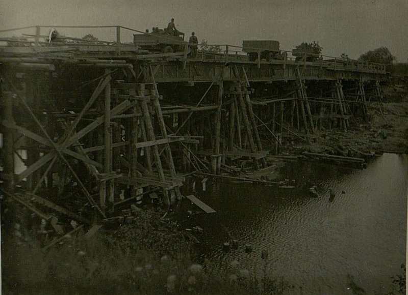 Фотография: Мост через р. Вытебет в районе д. Ягодная восстановленный 3-й понтонной ротой 16.VII.43 г. после захвата его нашими войсками