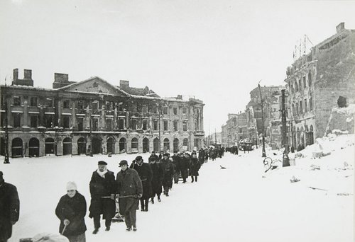 Жители Варшавы возвращаются домой