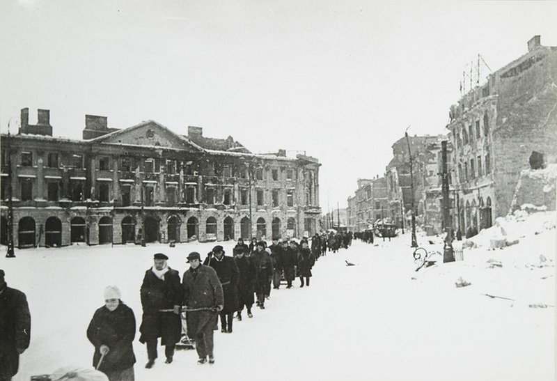 Жители Варшавы возвращаются домой