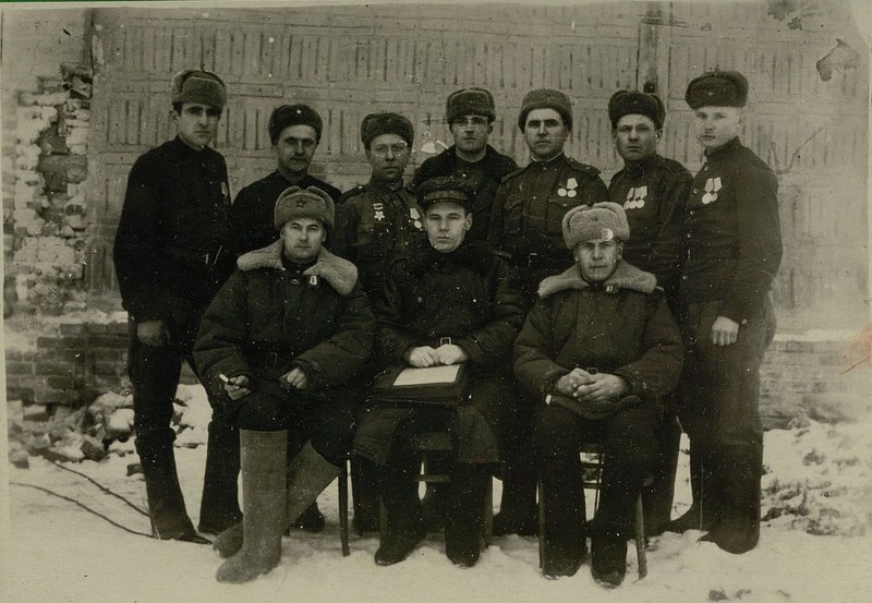 Фотография: Начальник 26 авторемонтной бригад полковник Глухов вручил правительственные награды изобретателям и рационализаторам
