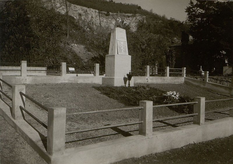 Фотография: с. Хинтербрюл. Братская могила