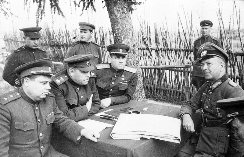 Допрос пленного командира 206-й п.д. генерала Хиттера. Генерал В.Е. Макаров, маршал А.М. Василевский и генерал И.Д. Черняховский