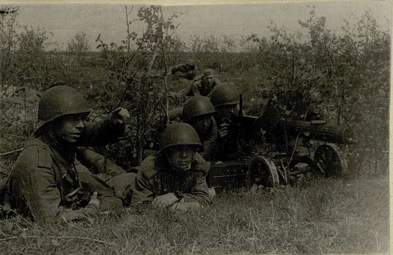 Image: Soldiers stubbornly master military knowledge in breaks between battles
