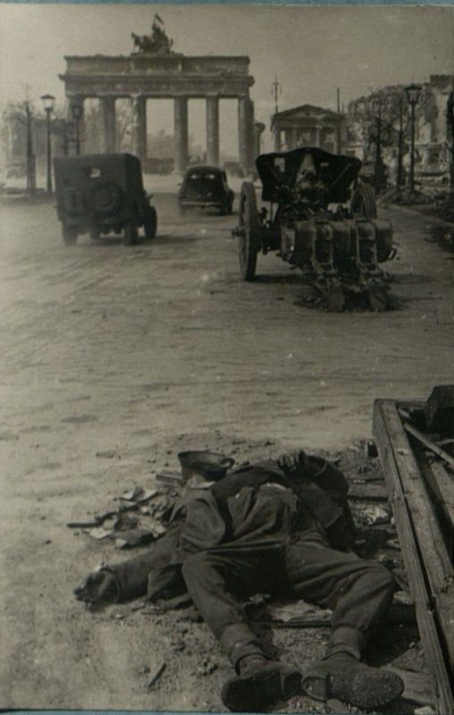 Image: At the Brandenburg Gate