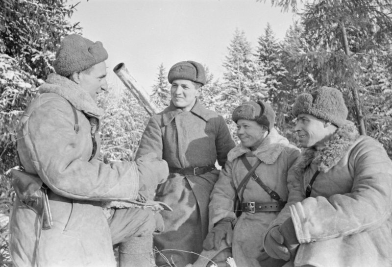 The commander of a tank unit sets a combat mission for the soldiers