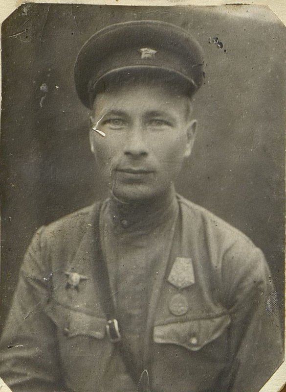 Фотография: Командир санроты капитан медицинской службы Сенников, награжденный орденом "Красная звезда"