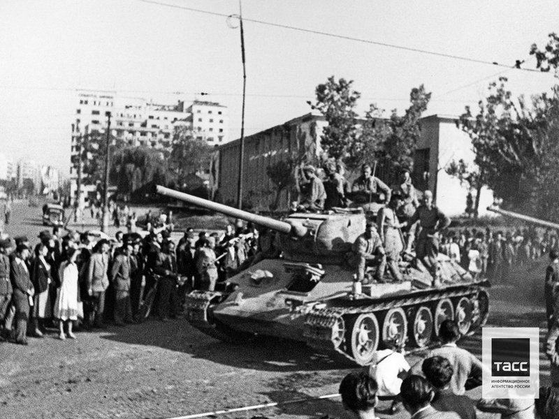 Жители города во время встречи советских танкистов, освободивших город от немецких захватчиков, Бухарест
