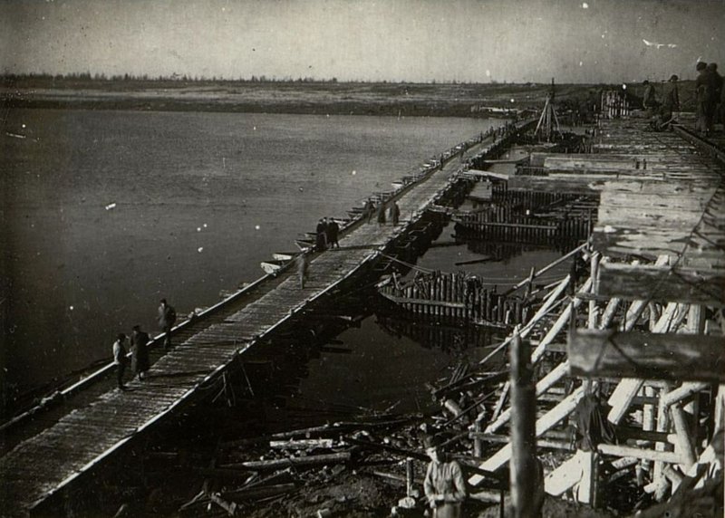 Фотография: Вспомогательный понтонный мост