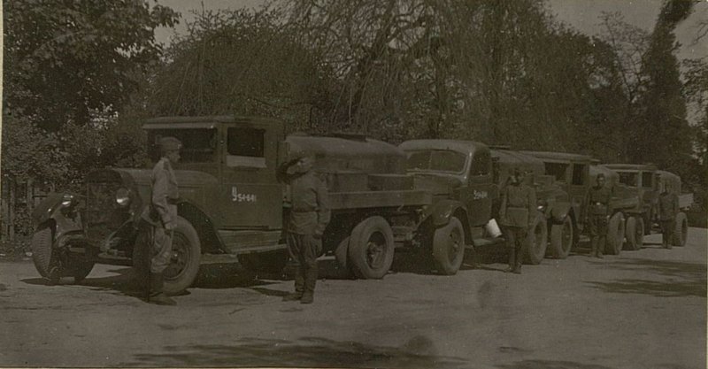 Фотография: 72 БАО (батальона авиационной службы) Начальник колонны докладывает командиру взвода о готовности к выезду