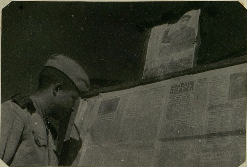 Фотография: У газетной витрины