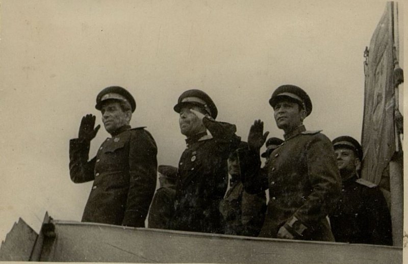 Фотография: Парад 1 Мая. Торжественный митинг. На трибуне генерал-майор товарищ Ворожейкин А.М. и командир части подполковник товарищ Гавриленков