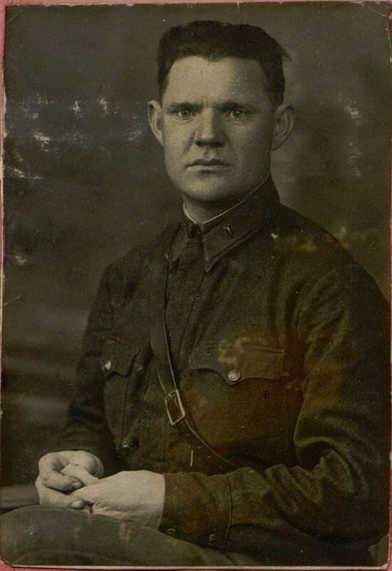 Фотография: Борщев П.Г. Начальник штаба 1-го дивизиона старший лейтенант Борщев П.Г. Штаб дивизиона под его руководством был образцовым органом управления подразделениями в бою.