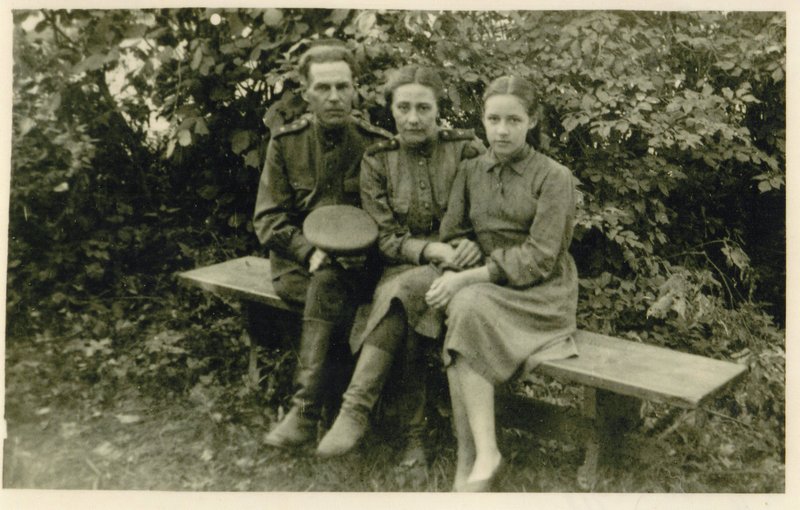 Военврач Маслов Б.А. с женой и дочерью. Польша, 20.09.1944 г.