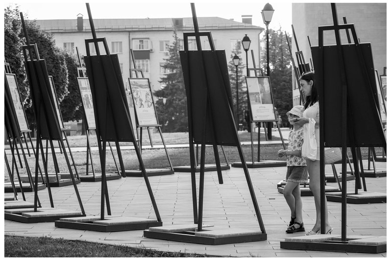 Уличная картинная экспозиция на площади Курского драматического театра