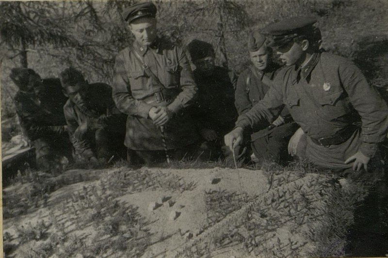 Фотография: Командир 2-го танкового батальона Майор Калинин проводит командирские занятия на ящике с песком