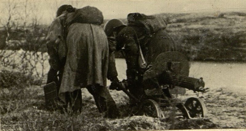 Image: Machine-gun crew of Senior Sergeant Glagolev changes of firing position Lake "Shtany"