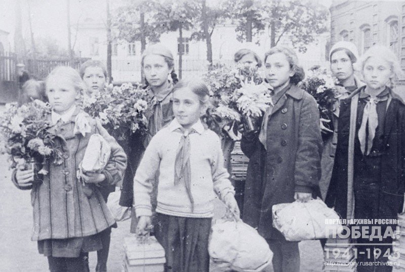 Комсомольцы, пионеры и школьники средней школы № 36 г. Иваново организовали среди учащихся сбор подарков для бойцов Красной Армии