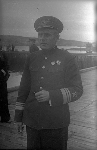 Командующий Северным флотом вице-адмирал Арсений Головко. Североморск, 1942