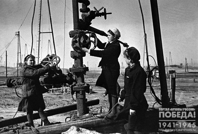 Комсомольско-молодежная бригада нефтепромыслов Небит-Даг за работой