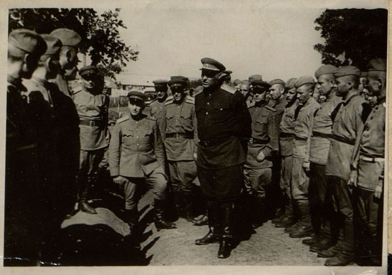 Фотография: Член Военного Совета генерал Чекаловский среди репатриированных воинов Красной Армии