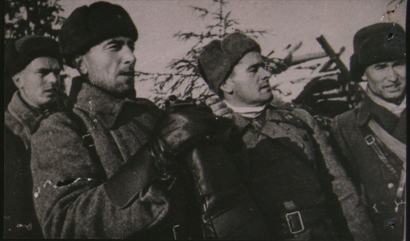 Генерал-майор М.Е. Катуков (слева), доблестный командир 1-й гвардейской танковой бригады, прославившей себя в боях за Москву