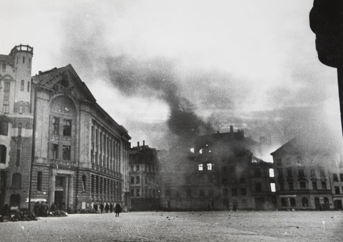 1944