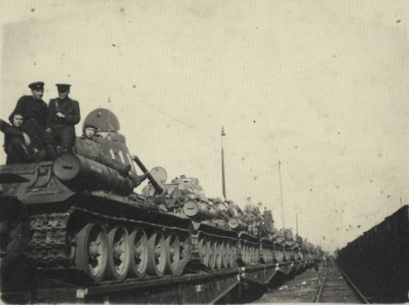 Soldiers of a tank company of the 1st tank battalion of the 1st Guards Tank Brigade moved by train from the town of Brandis