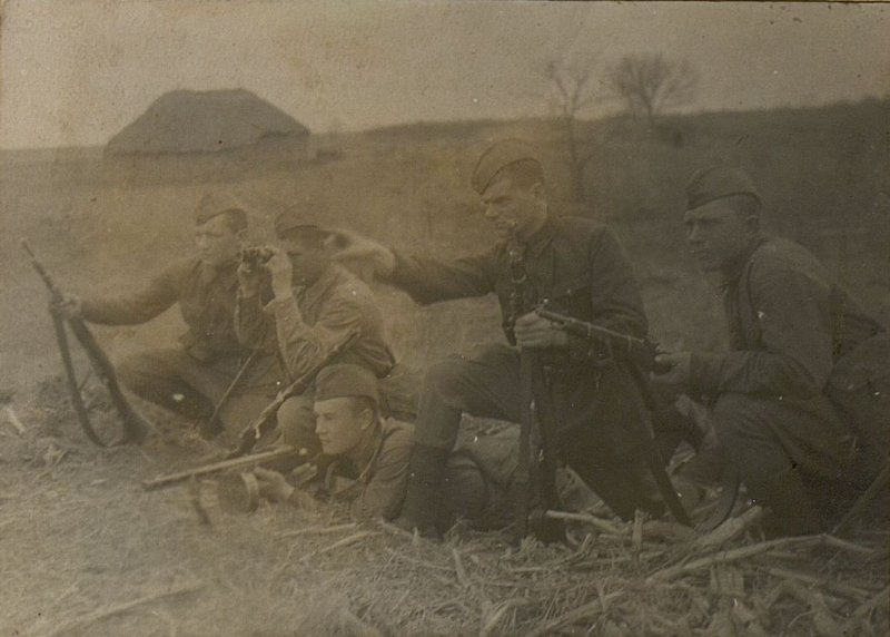 Фотография: Командир отделения разведки штабной батареи сержант Полтавец проводит занятия со своим отделением.