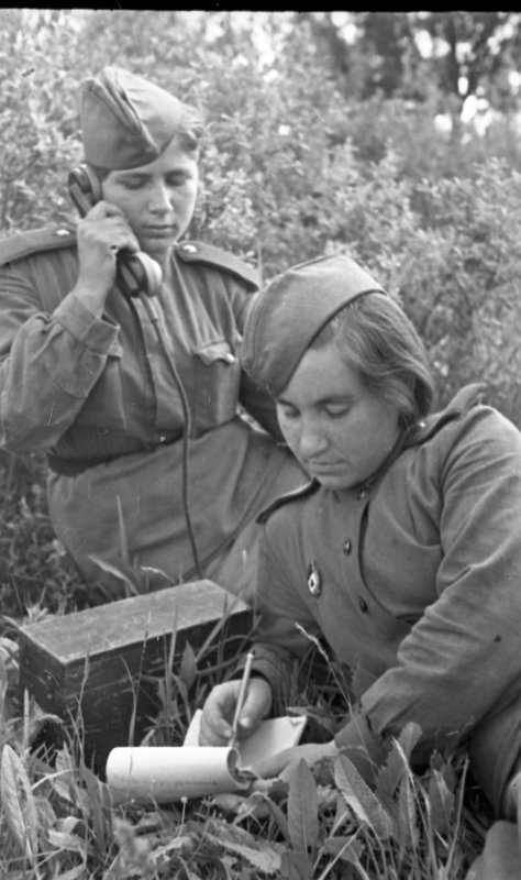 «Попова Т.М. и Рыбкина А.И. - гвардии красноармейцы-связисты, комсомолки, на боевом задании. Левая телефонистка предположительно работает с полевым телефоном УНА-Ф-42.»