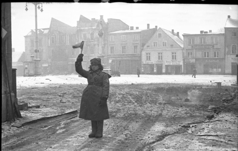 «Советская регулировщица в Розенберге.»