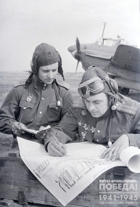 Pilots Guards Second Lieutenant Kuzin and Guard Lieutenant Pivovarov are preparing the issue of the Combat leaflet