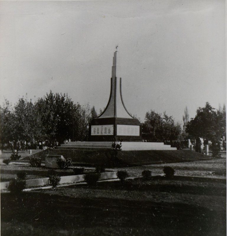 Фотография: г. Сольнок. Памятник-монумент на воинском кладбище