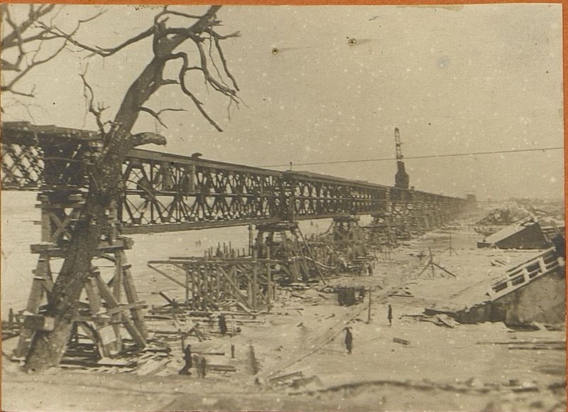 Фотография: Общий вид построенного высоководного моста через реку Днепр у г. Киев (вид с правого берега)