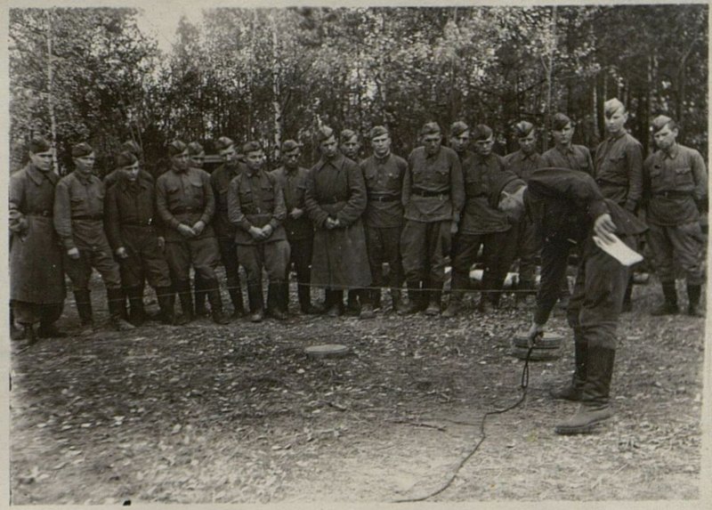 Image: Captain Konovalov shows the Red Army men how to neutralize enemy anti-tank mines