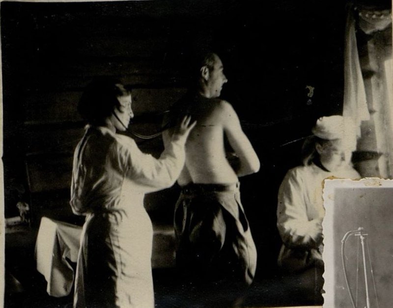 Фотография: В любое время дня и ночи больных ожидает в санчасти теплый прием опытных врачей и медсестер-отличниц санитарной службы. На снимках: (сверху вниз) Врач-терапевт капитан младший сержантс М.Л. Аптекман, врач-стамотолог старший лейтенант  медицинской службы Е.Н. Кругер, врач-старший лейтенант медицинской службы (ныне капитан) Э.С. Быкова за осмотром больных.