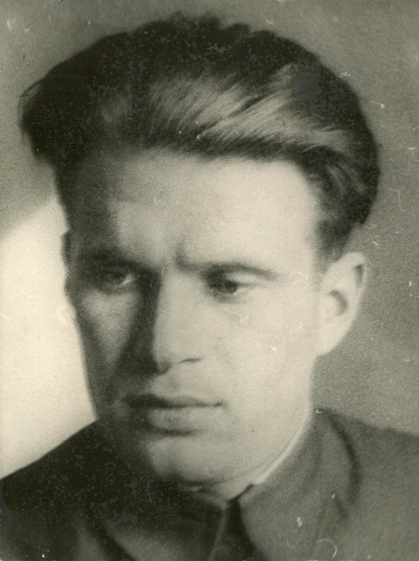 Zlunikin Vladimir Grigorievich - a member of the Communist Party of the Soviet Union, editor of the newspaper "Narodny Avenger" of the Dmitrievsky underground district committee of the CPSU (b) of the Kursk region. 