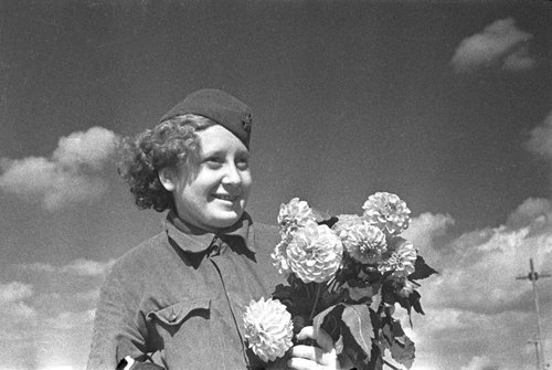 Девушка с цветами (Юго-Западный фронт)