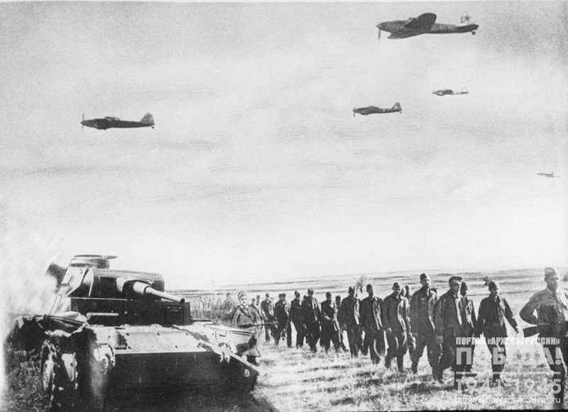 Немецкие военнопленные, захваченные под г. Севастополем, конвоируются в тыл. На первом плане – горящий немецкий танк. пос. Симеиз, 10 мая 1944 г.