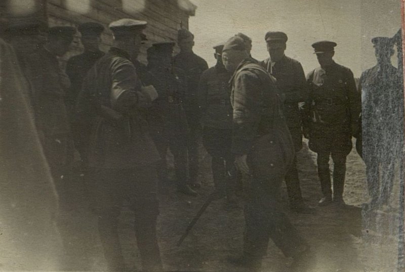 Фотография: Командующий 3 гвардии армией генерал-лейтенант товарищ Лелюшенко проводит занятия с командирами нашей дивизии
