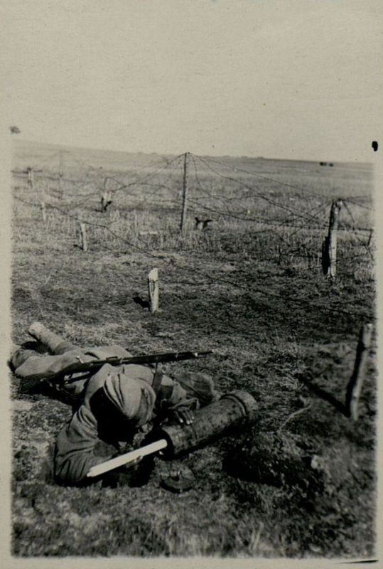 Image: Red Army soldier Zhikharev inserts an additional charge into punna 031-152