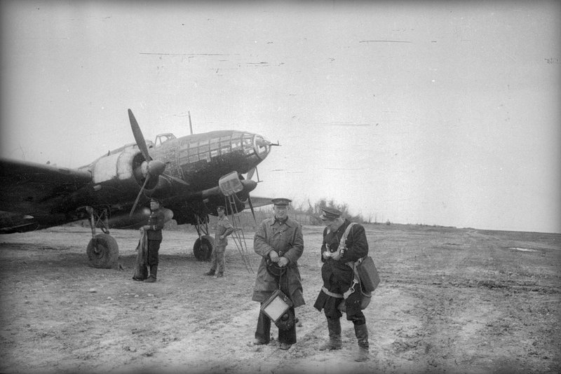 Фотограф Евгений Халдей примеряет парашют перед вылетом на съемку на торпедоносце ДБ-3 (в дальнейшем ИЛ-4Т). Кольский п-ов