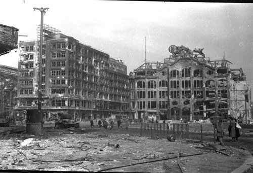 Улицы и площади Берлина после окончания боев