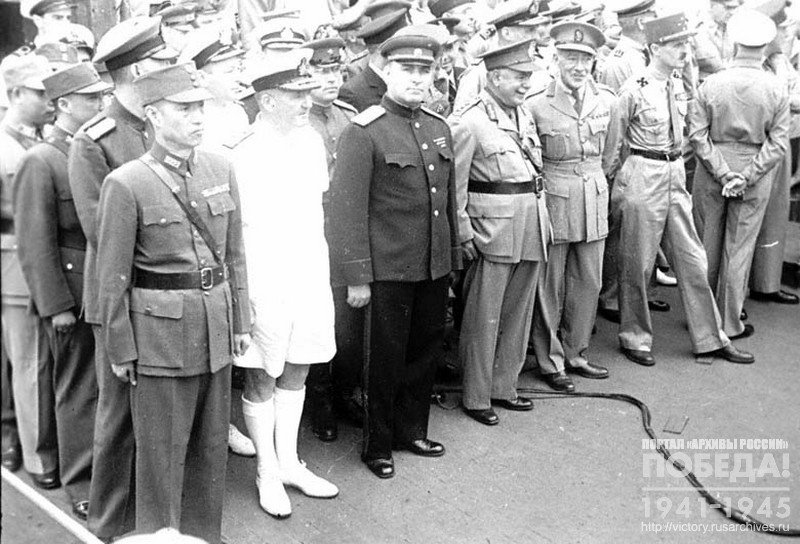 Участники подписания Акта о капитуляции Японии: Хсу Юн-чан (Китай), Б. Фрейзер (Великобритания), К.Н. Деревянко (СССР), Т. Блейми (Австралия), Л.М. Косгрейв (Канада), Ж. Леклерк (Франция)