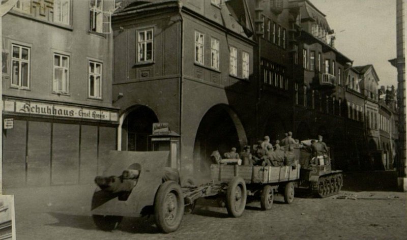 Фотография: Гаубичная батарея лейтенанта Иванова проезжает по улице. гор. Жатец