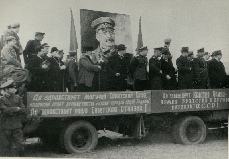 Фотография: Генерал-полковник товарищ Бюрюзов вручает ордена Советского Союза болгарским генералам и офицерам